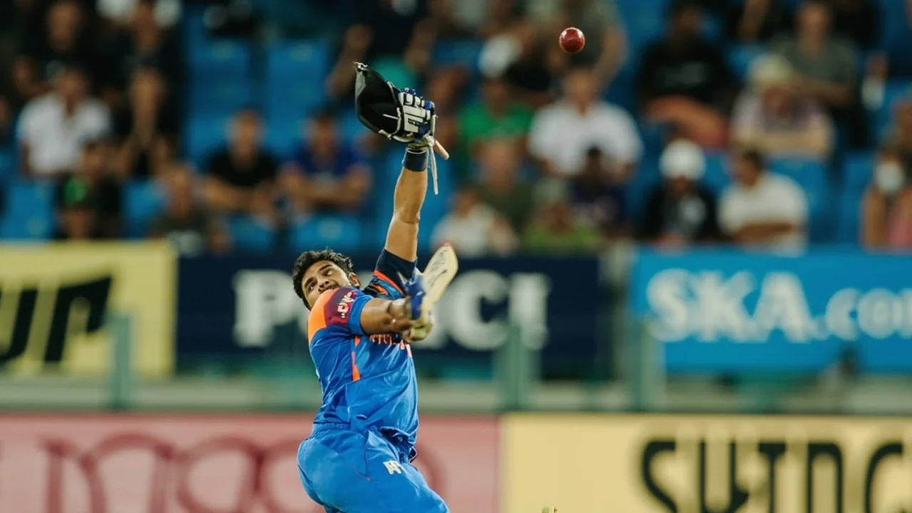 Fast bowler at the crease-end of his run-up with the batter set and slip cordon in position